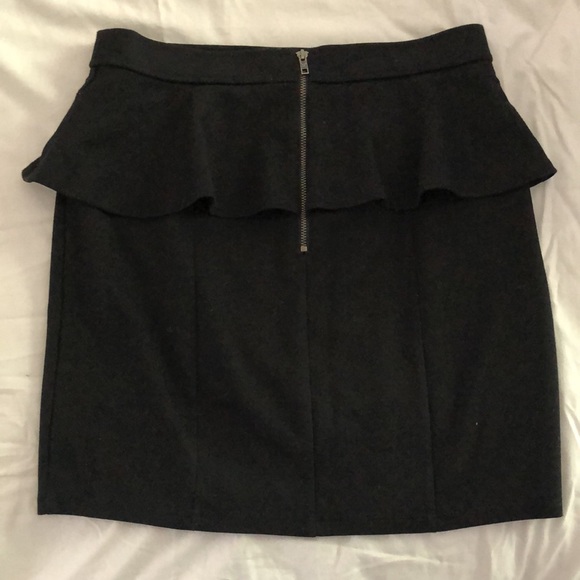 Black Zipper Peplum Skirt - Size 6 American Eagle - Picture 2 of 4